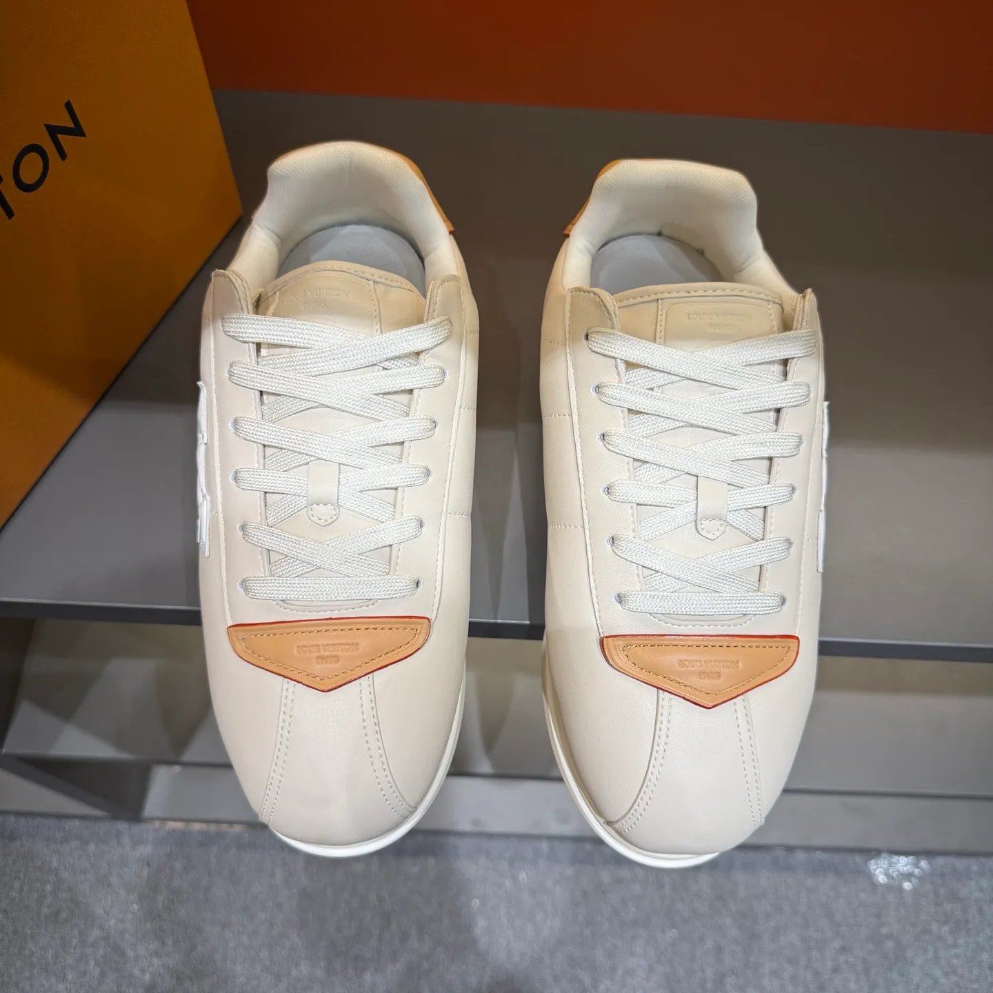 P540 Size 38-45 LV 🫏The colorful interpretation of BUTTERSOFT sneakers combines sheepskin, The colorful interpretation of LV BUTTERSOFT sneakers combines sheepskin and calfskin, bringing a super soft feel. Designed by Pharrell Williams, this '60s-inspired shoe features a padded upper that's been crafted by Louis Vuitton craftsmen to further enhance the comfort of the leather. In addition to the LV initials, it features multiple signatures, including natural leather trim and an embossed pattern of Pharrell Williams and lobster on the side, referencing the Fall/Winter 2025 men’s show. A must-have artifact for fashionistas✅
